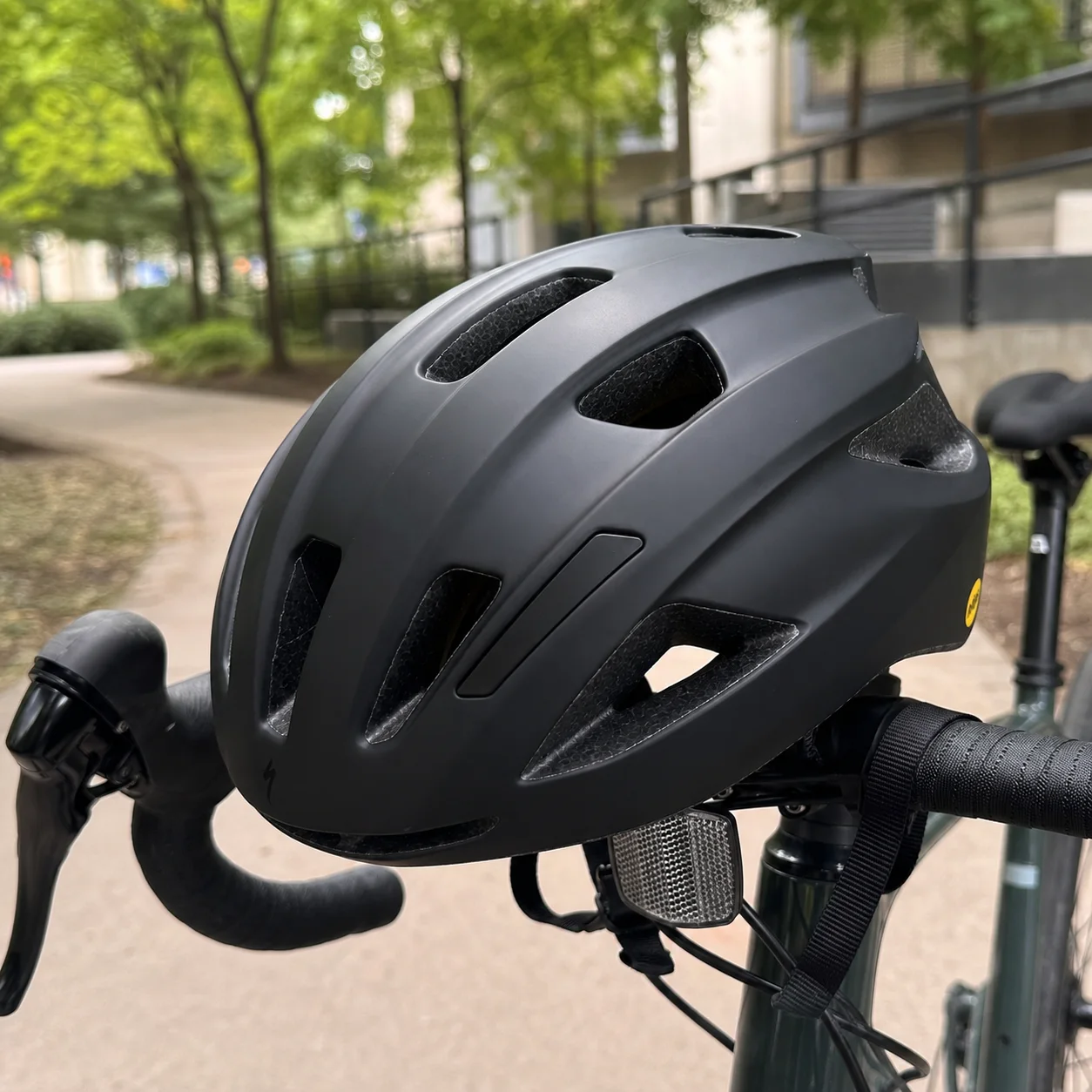 Foto do capacete Specialized Align II preto montado em uma bicicleta